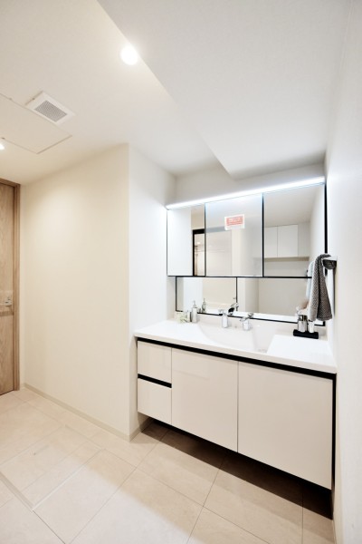 収納たっぷりで使い勝手のよい洗面台です。三面鏡裏、キャビネットに小物類がたっぷり収納でき、きれいに整頓できます。タッチレススイッチで手をかざすだけで照明をonoff出来るので、手が濡れているときも便利です。