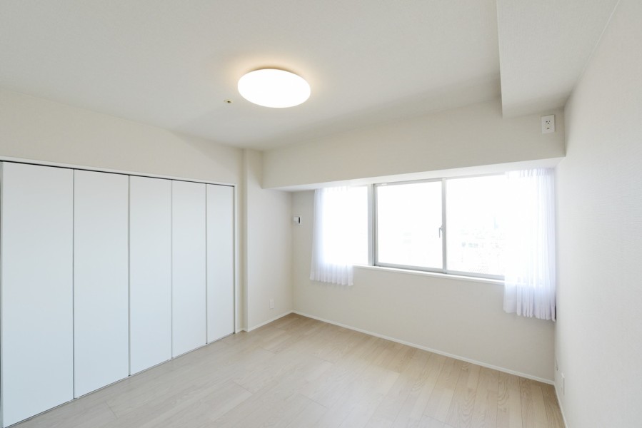 洋室1（約7.1帖）はベッドの配置もしやすく、主寝室におすすめです。大き目のクローゼットをそなえつけましたので、お洋服から小物までたっぷり収納でき、お部屋を広く使えます