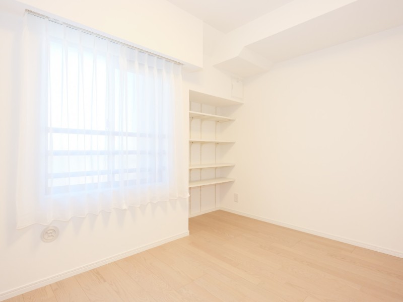 約5.0帖の洋室2です。テレワークや読書など落ち着いた時間を過ごすのにもぴったりなお部屋です。