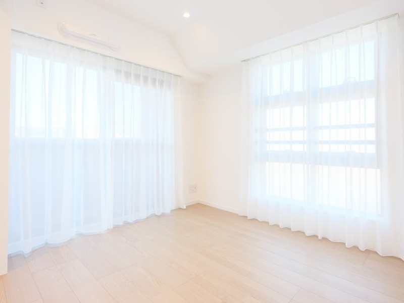 二面採光で明るい洋室4です。リビングと隣接しているので、普段は引き戸を開放し拡張リビングとして使ったり、来客時は引き戸を閉めてプライベート空間を隠したり、フレキシブルにお使いいただけます。