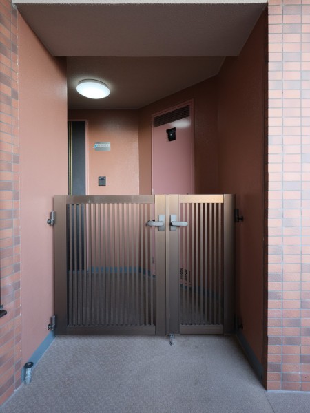 玄関前には、専用ポーチが付いています。共用廊下から門扉で仕切られているので、プライバシーが守られ、防犯面でも安心です。