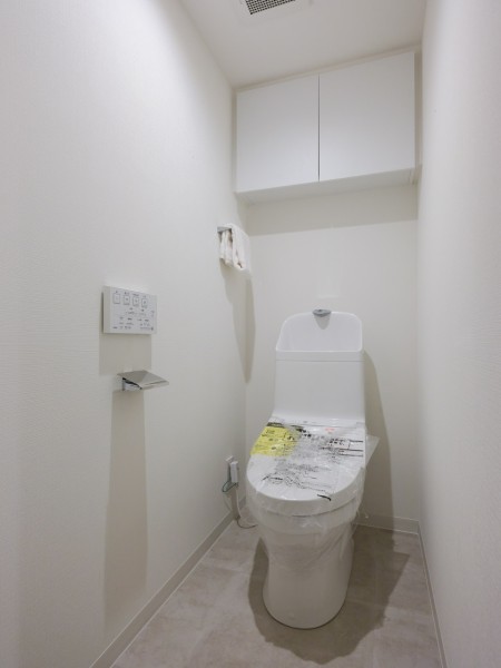 優れた節水効果や汚れが付きにくい便座など、ほしかった機能が揃ったウォシュレット一体型トイレです。上部には吊戸棚を備え付けました。