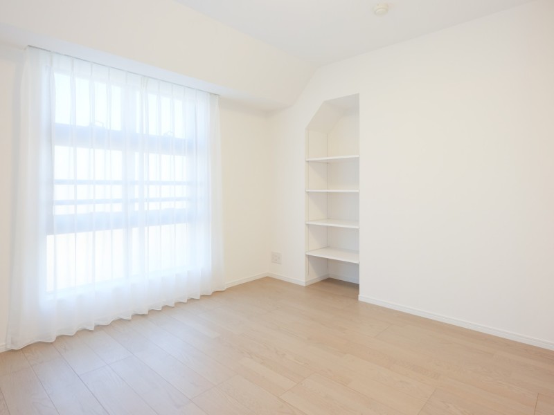 約6.1帖の洋室1は、リビングから一番遠く、プライベート性が高いお部屋です。ウォークインクローゼット付きで居室部分を広々とお使いいただけるので、主寝室にぴったりです。