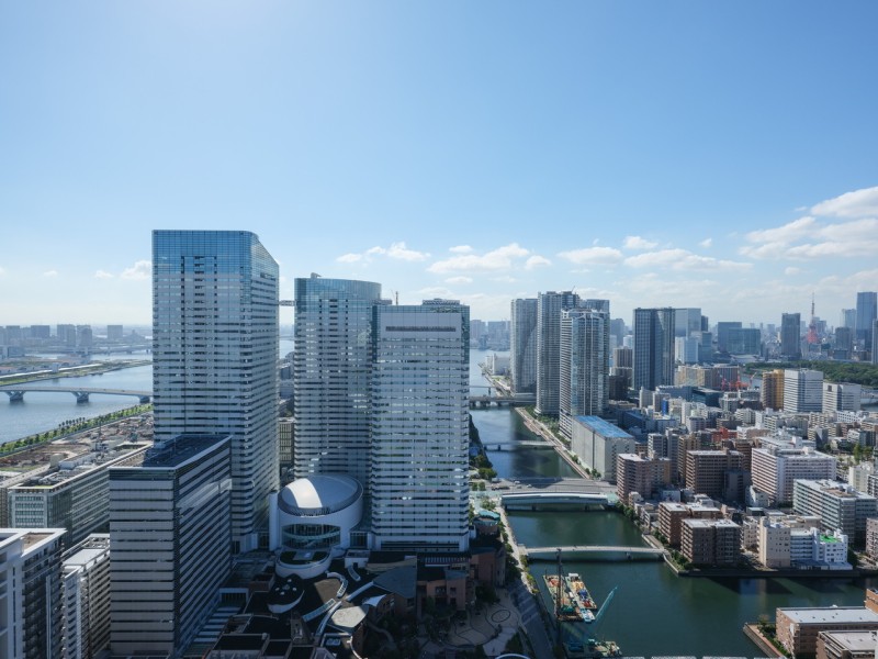 都心らしい高層ビル群と豊かな潤いを感じる運河が共存した眺望です。お天気の良い日には、東京ゲートブリッジ・東京タワーを望むことができます。
