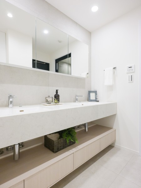 慌ただしい朝の時間には2人で立ってもまだ余裕があるゆったりとした洗面台です。ダブルボウルの大きな洗面台は大きな鏡で身だしなみも整えやすく、朝の慌ただしい時間帯も快適です。