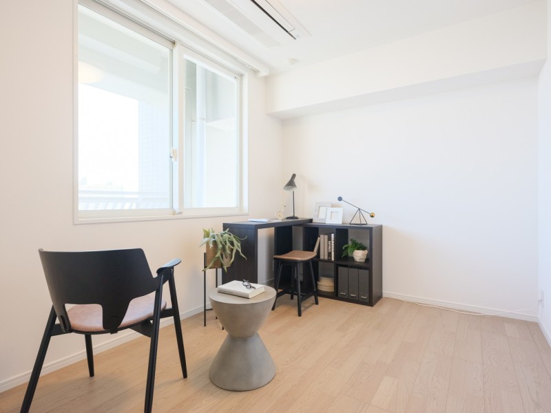 バルコニーに隣接した窓から、明るい日差しが降り注ぐ洋室2です。課題や作業、趣味などワークスペースや子供部屋におすすめです。