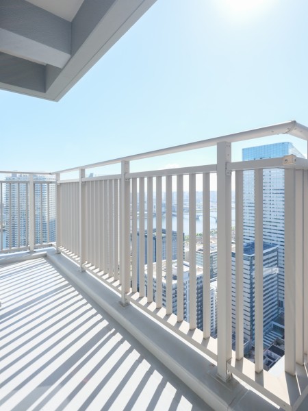 都心の刺激を間近に感じながらも、喧騒を遠ざけリラックスできるバルコニーです。暮らしに大切な光と風をめいっぱい感じることができます。