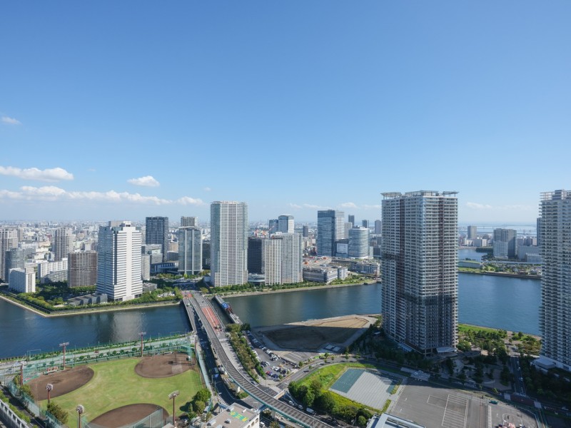 都心の刺激を間近に、ビル群の隙間からのぞく青々とした空を望める眺望です。高層階ならではの眺望をお楽しみいただけます。