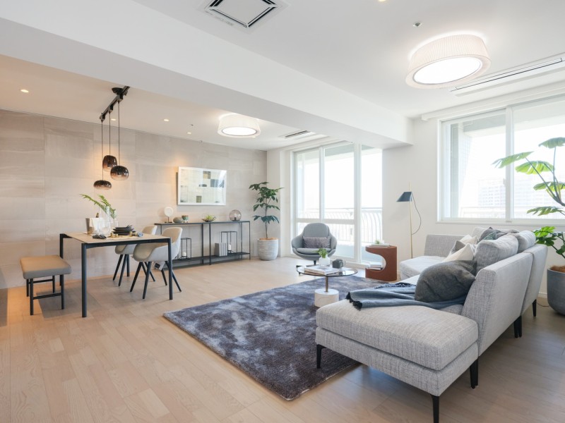 心地よい光と風を運んでくれる、おだやかな空気に纏われたリビングダイニングです。窓からたっぷりと自然光が入りますので、広めのリビングでゆったりとくつろぎの時間をお過ごしいただけます。