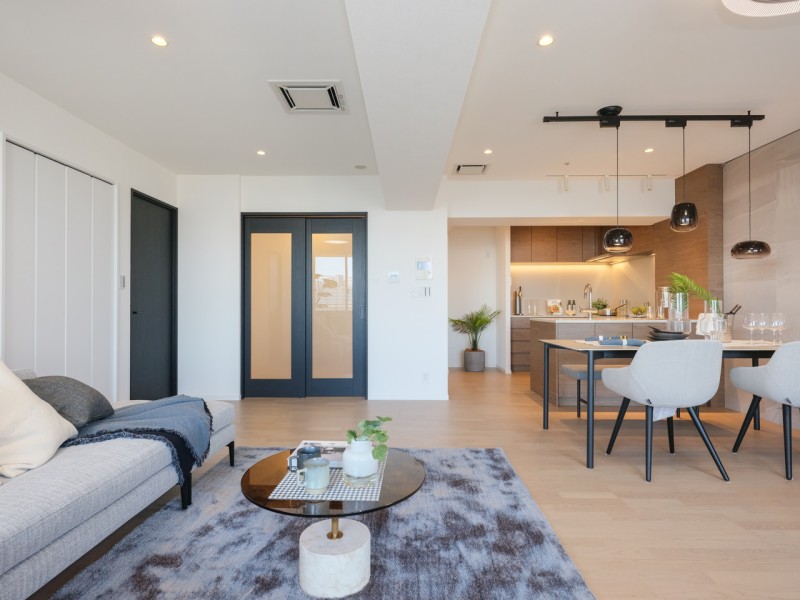 爽やかなホワイトクロスと明るい色のフローリングは、シンプルで洗練された佇まいを感じさせるお部屋です。床暖房が敷設されているので、小さなお子様やペットがいても安心してお部屋を暖められます。