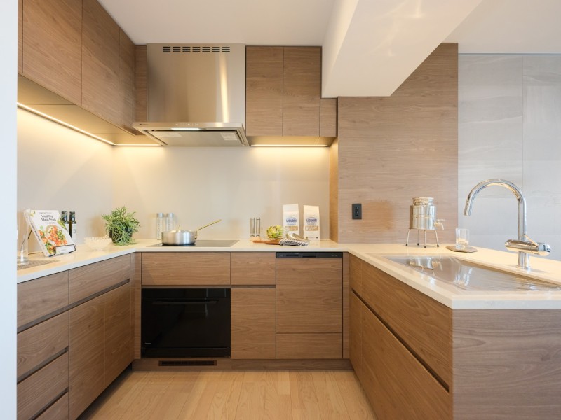 コの字型で調理のしやすい、田中工藝製システムキッチンを新規設置。美しい面材やスタイリッシュな水栓金具を組み合わせたオリジナルキッチンです。収納豊富で作業スペースにもゆとりがあります。