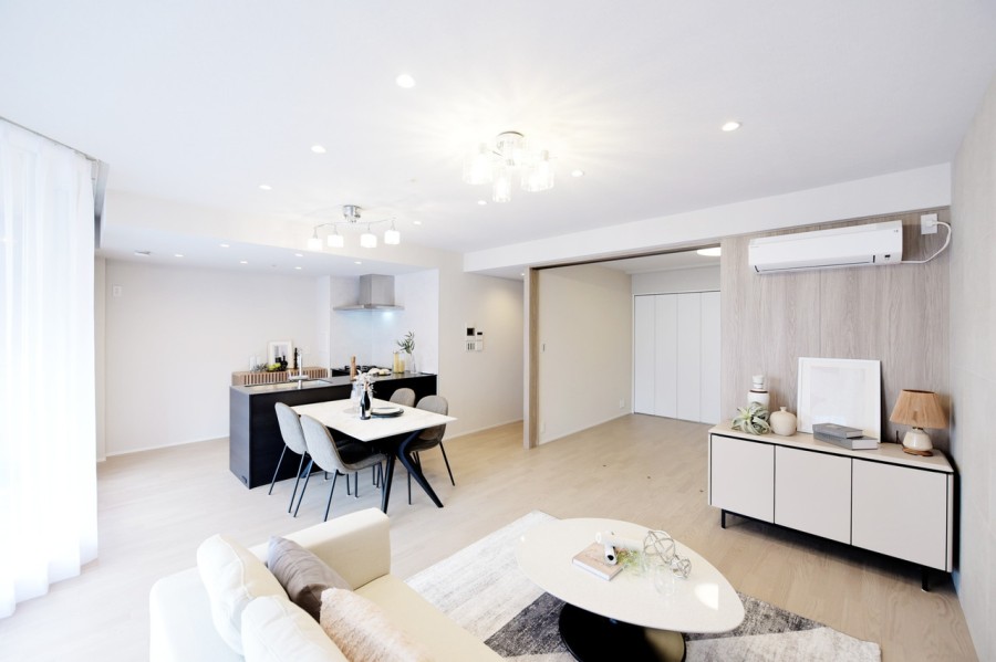 南西向きの大きな窓から明るい光が差し込む開放感あふれるLDKです。約18.0帖の広さがあり、床暖房を完備しています。冬も足元からぽかぽか、快適に家族がくつろげる空間です。