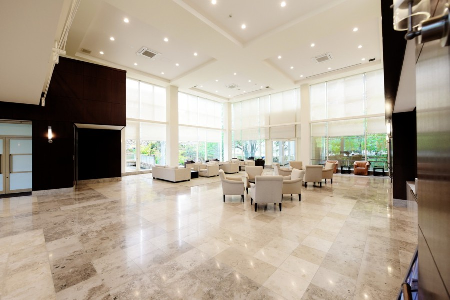 コンシェルジュサービスもあり、エントランス前には車寄せも完備、ホテルライクな建物です。ゲストルーム、パーティールームなど共用施設も充実しております。24時間ゴミ出し可能で、お部屋の中にごみをためずに済みます。