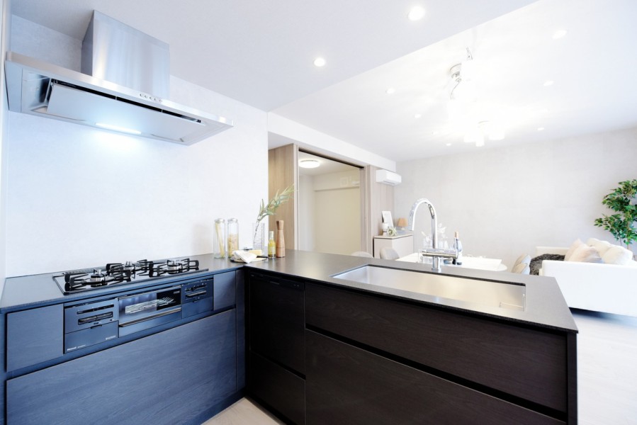 L字型のキッチンはこのお部屋のために造り付けた、田中工藝社製のシステムキッチンです。食器洗浄乾燥機完備で家事の時短に役立ちます。ディスポーザーがあり、清潔な空間が保てます。