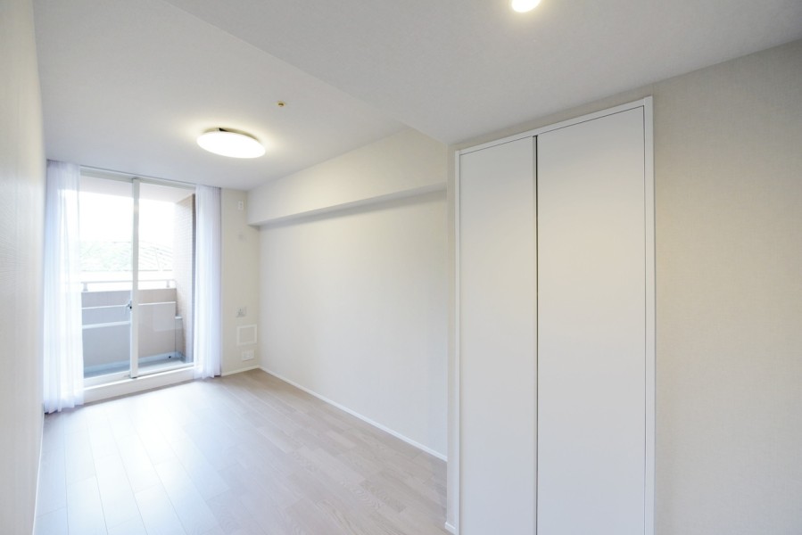 洋室1（約7.0帖）は北側のバルコニーに面した、優しい光が差し込むお部屋です。シンプルな内装なので、お好みの家具や小物で自在に空間を演出できます。