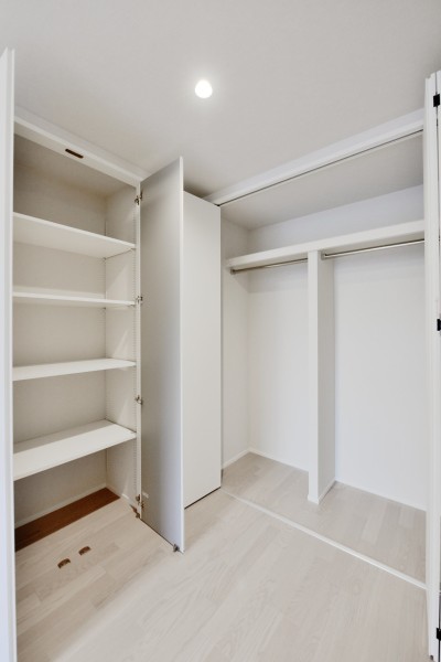 洋室1にはクローゼット、収納を２か所設けました。小物類からお洋服までたっぷりと収納出来ますので、お部屋を広々と使用することができます。