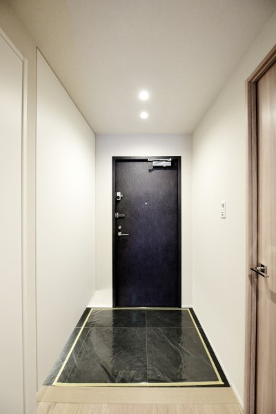 フットライトが優しく足元を照らし、家族やゲストを迎えてくれます。人感センサーライトを設置しましたので、遅い時間のご帰宅や、手が塞がってる時でも自動点灯で安心です。