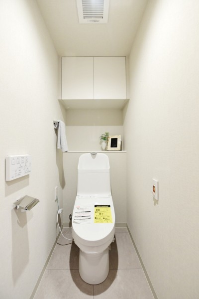 TOTO製ウォシュレット一体型トイレ新規交換済みです。お手入れ楽々な機能を多数搭載していますので、毎日のお掃除もしやすく、いつも清潔な空間を保てます。吊戸棚を設置し、小物類の収納に便利です。