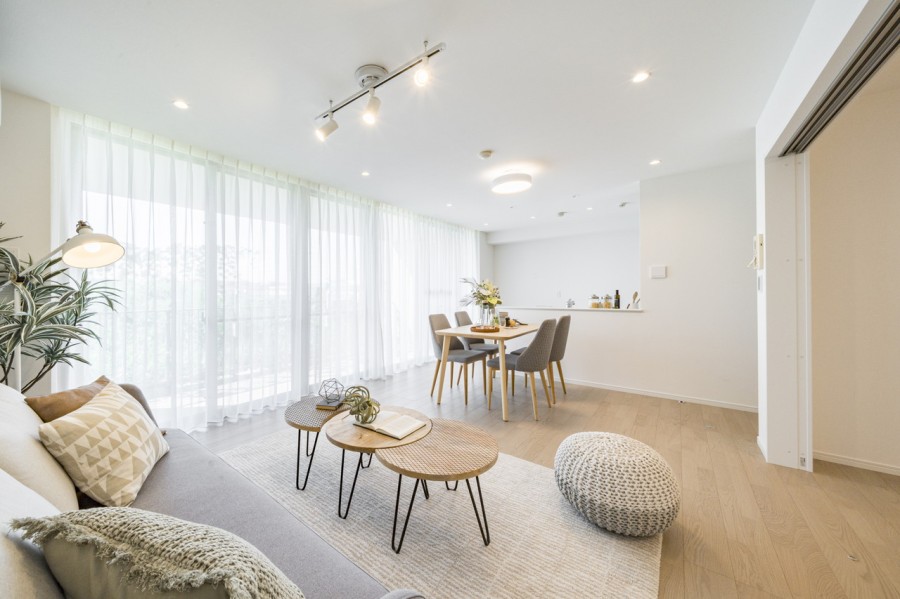 窓からたっぷりと自然光が注がれるリビングダイニングです。心地よい時間が流れるお部屋は、毎日が忙しいあなたもほっと一息つける安らぎの空間です。