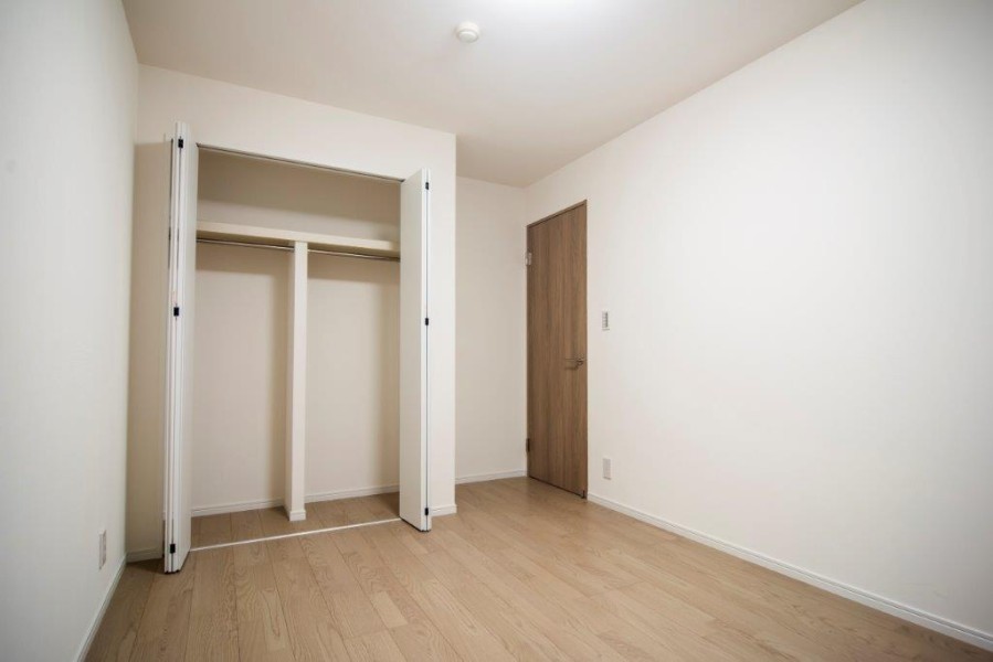 洋室1は、廊下からアクセスするプライベートルーム。クローゼットがあり、お部屋もゆったりと使えます。主寝室にぴったりです。