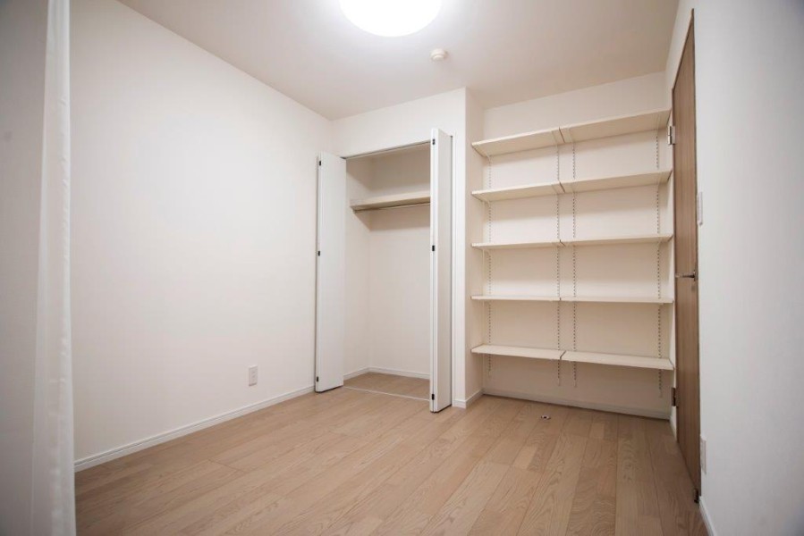 二面採光で開放感的な洋室2です。クローゼットの他に収納棚を備え付けました。棚は可動式なのでお気に入りのアイテムを飾って自由にレイアウトを楽しんでいただけます。