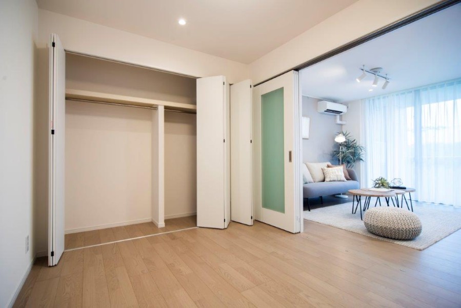 リビングと洋室3を仕切る扉は、ライフスタイルをシームレスにするガラス扉を用いました。リビングからの光も取り込めて、よりすっきりとした印象の仕上がりです。