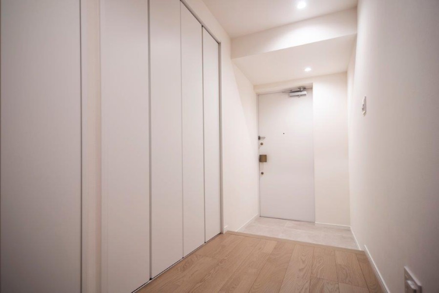 廊下には、たっぷりと収納可能な収納スペースを確保いたしました。日用品や非常災害備蓄品のストック、お子様の外遊びの道具など、使い方は様々な魅力的なスペースです。