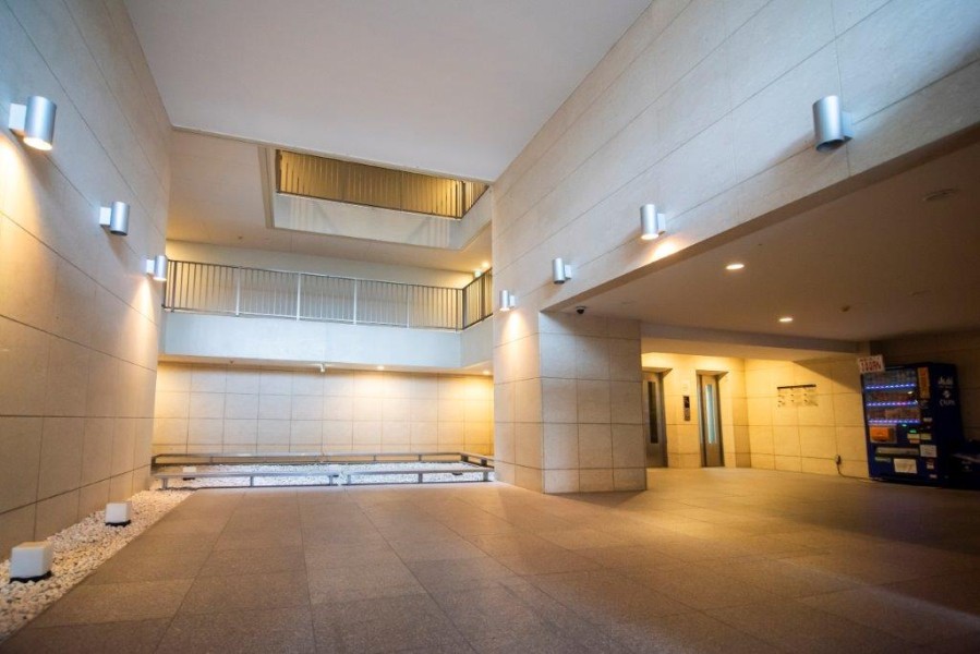 高級感漂うエントランスホールは、広々とした空間で心地よい安らぎに満ちた暮らしへ導いてくれます。オートロック・宅配ＢＯＸ完備、ペット飼育可能です。