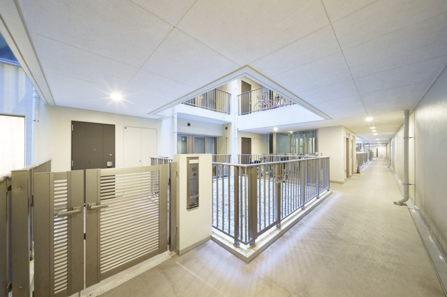 ポーチ付きの玄関はプライバシーが守られ、まるで戸建ての門構えのような印象を与えることができます。マンションの外観を守りながら、住まう人の個性を出せる空間です。