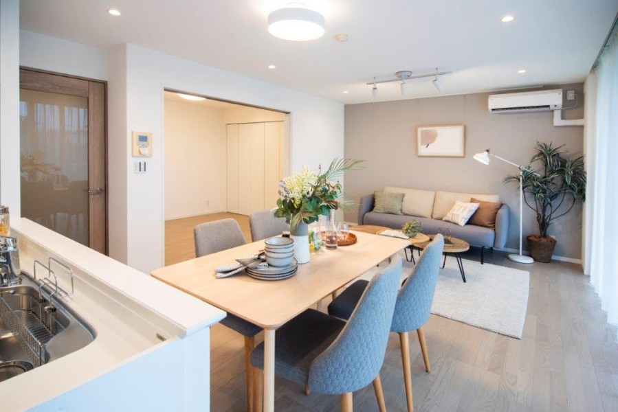 心安らぐひとときを紡ぐ居住空間です。ニュアンスカラーのアクセントクロスを採用し、お部屋をより気品あふれる空間へと演出します。