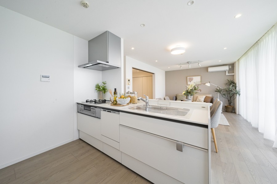 お部屋の雰囲気に溶け込む、インテリアの一部のようなオープンキッチンです。住まいと暮らしにフィットするデザイン性と機能性を兼ね備えています。