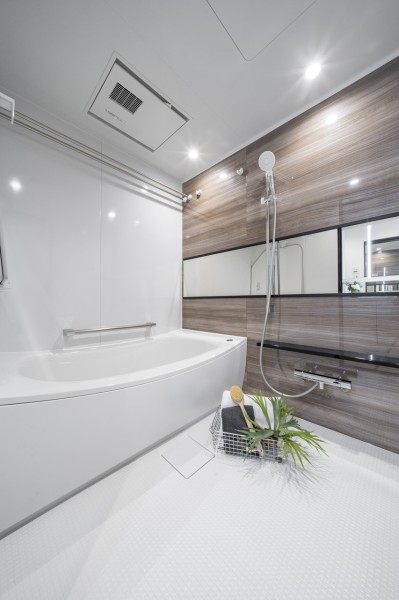 毎日のバスタイムを贅沢に、豊かにしてくれるバスルームです。雨の日の衣類乾燥に便利な浴室乾燥機も搭載しています。美しいカーブと全身を包み込むような入浴感が特徴の浴槽です。