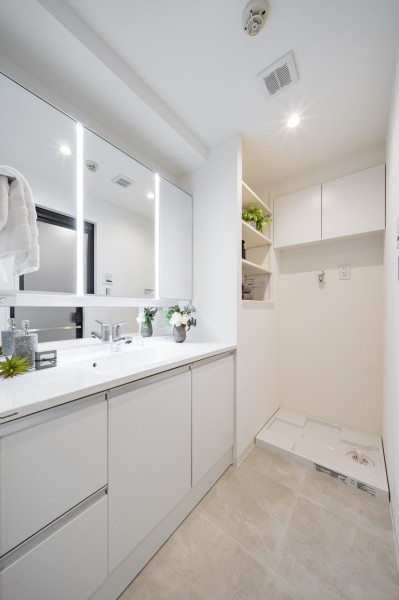 空間に美しく溶け込むスタイリッシュなデザインの洗面化粧台です。大きな三面鏡で身だしなみも整えやすく、収納豊富で実用的な洗面空間です。