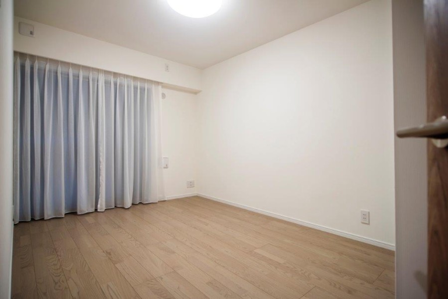 吹抜けのバルコニーに隣接した洋室1(6.8帖)です。凹凸が少なく大きな家具も配置しやすく、お好みのレイアウトをお楽しみいただけます。