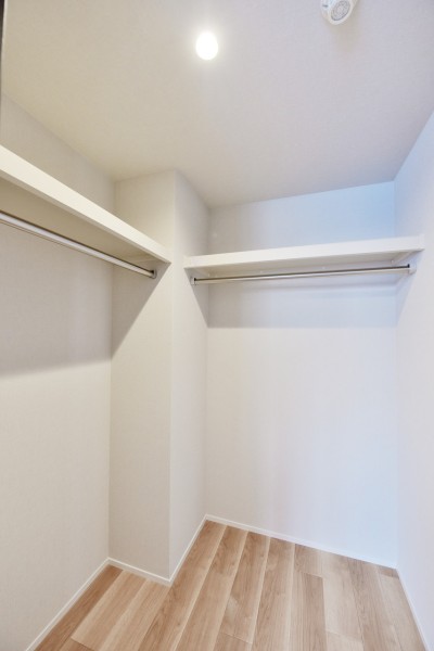 洋室1にはハンガーパイプに枕棚を設置したウォークインクローゼットを備え付けました。お気に入りのお洋服から季節もののかさばりがちなアウターまで、たっぷりと収納できます。洋室1にはもう一か所収納を設置しています。