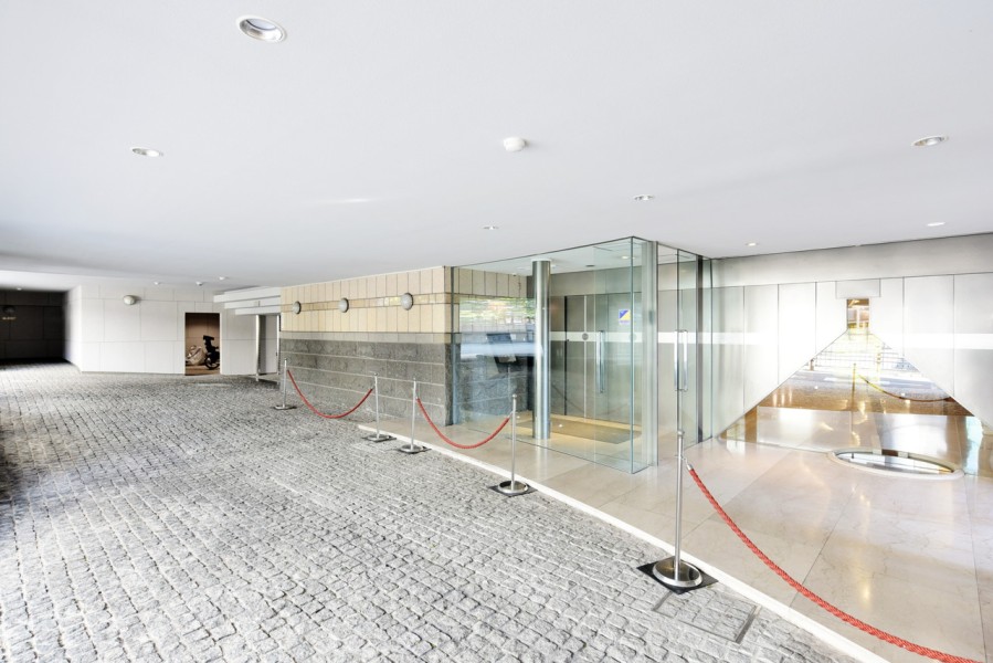 エントランスには車寄せがありますので、小さなお子様がいらっしゃるご家庭でも安心です。管理体制も良好です。総戸数18戸の贅沢な空間です。