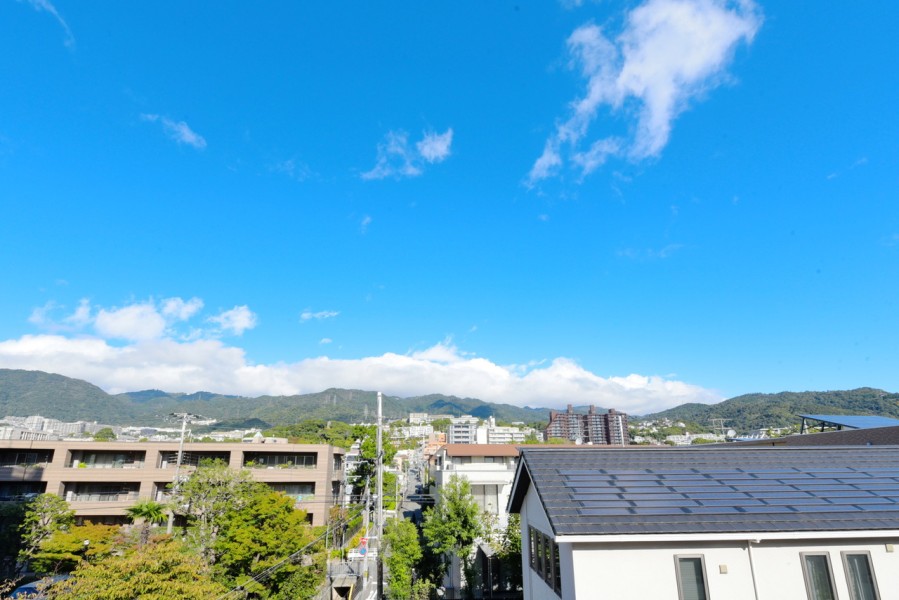 北側のルーフバルコニーからは、六甲山系の山々の景色と大きな青空のコントラストが目を愉しませてくれます。季節や時間ともに変化していく山と空の色を眺めて、ゆったりとした時間を過ごすことが出来ます。