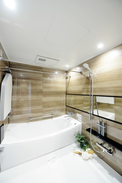 浴室は1620サイズのゆったりしたものを採用しました。お仕事の疲れをゆったり癒せ、お子様とのバスタイムものびのびと楽しめます。浴室暖房乾燥機完備で、梅雨時の衣類の乾燥から冬場の暖房運転まで一年中快適にご使用頂けます。