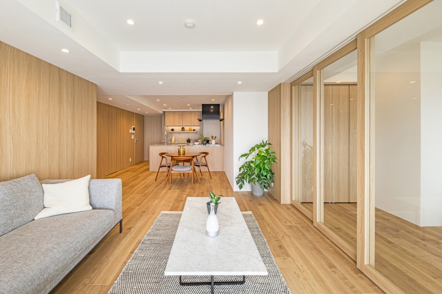 上質で美しい木目調が魅力の居住空間です。こだわりを重ねた内装が気品溢れる雰囲気を演出し、住み続けるほどに味わいが深まります。