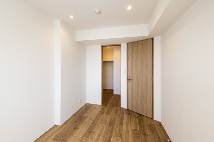 洋室1には大容量収納のウォークインクローゼットがあります。荷物をたっぷりしまえるので、居室部分は広々とお使いいただけます。