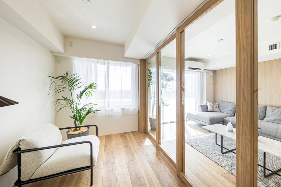 洋室2の扉は、光がたっぷりと訪れるガラス戸を採用。ライフスタイルをシームレスにし、開放感が溢れます。