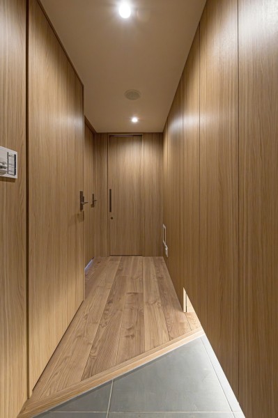 住戸へ入室した瞬間に胸がおどりそうなお部屋の顔となる玄関です。重厚感がありながらも​安らぎとの共存が魅力なお部屋です。