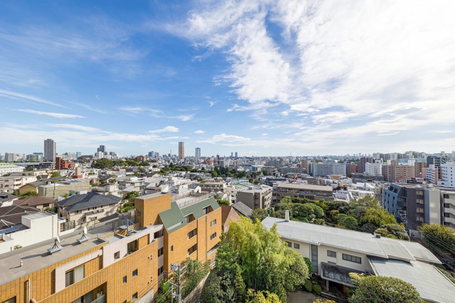 都心に位置しながらも、めいっぱいの開放感を感じる大空の眺めを掌中に。凛とした空気の中で穏やかな時間が流れる眺望も魅力です♪