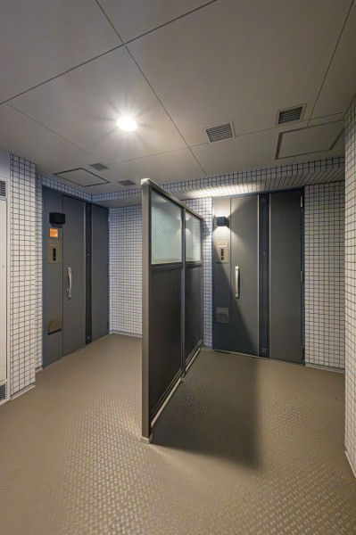 高級感がありホテルライクな内廊下です。プライバシーを守れるアルコーブもあるので、安心してお住まいいただけます。