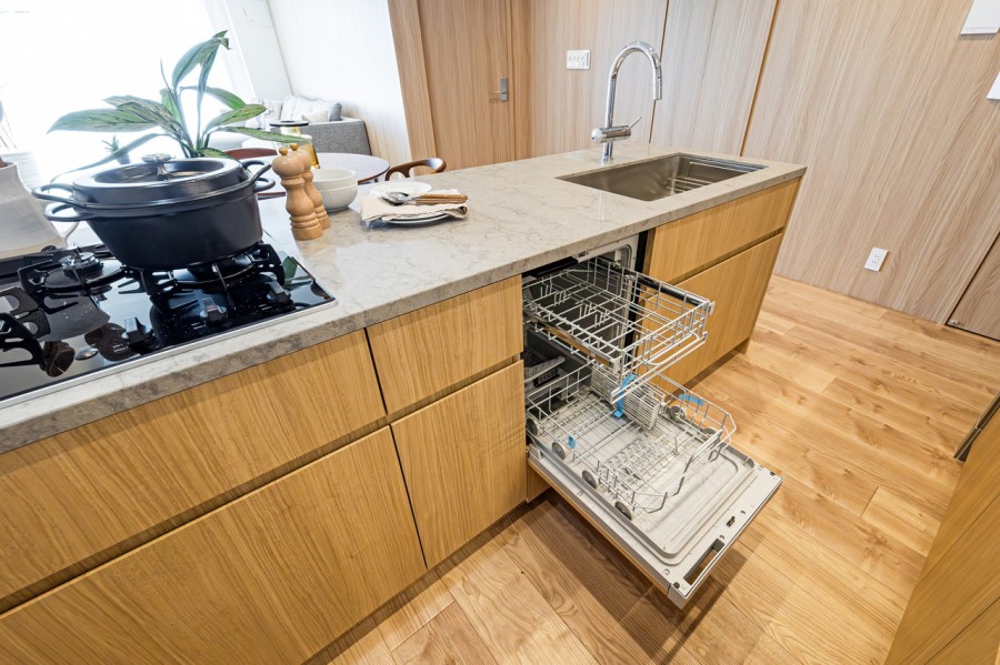 ◆食器洗浄乾燥機◆家事の時間を短縮できる優れもの。さらに節水・節約を同時に行うことができるので、大変人気があり重宝します。