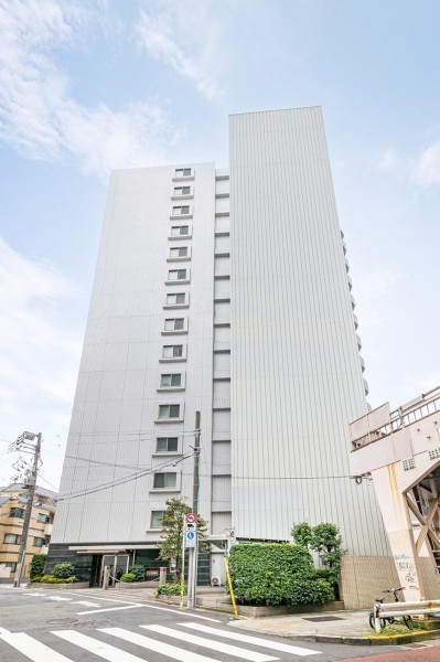 目黒区青葉台の高台に佇むタワーレジデンスです。目黒・代官山方面を見渡すことができ、再開発が進む『渋谷』も生活圏です。