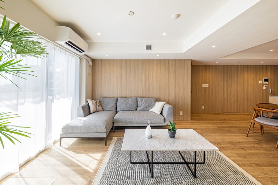 ユナイテッドアローズ社プロデュースの内装です。自然感を活かした優しい色合いとゆったりとした抑揚のあるオーク柄を建具に採用しました。