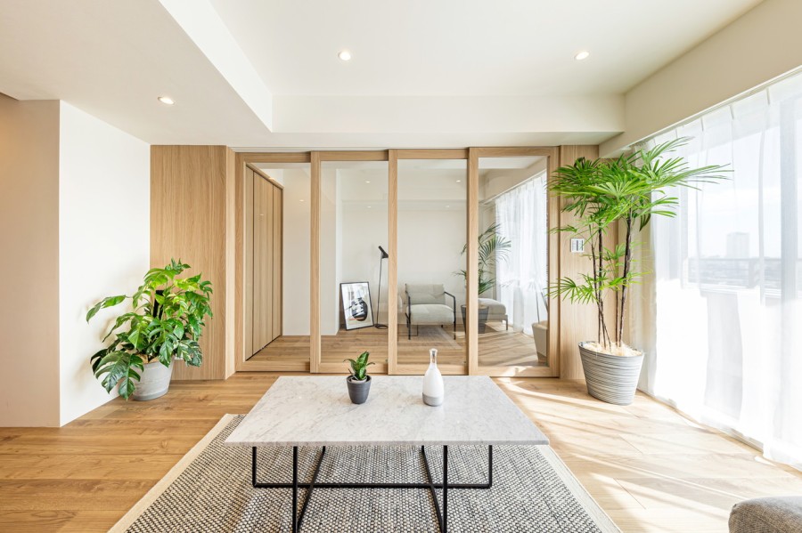 開放感を享受したのびやかなリビングダイニングです。窓からめいっぱいの自然光が注がれ、日々をアップデートできる暮らしが叶います。