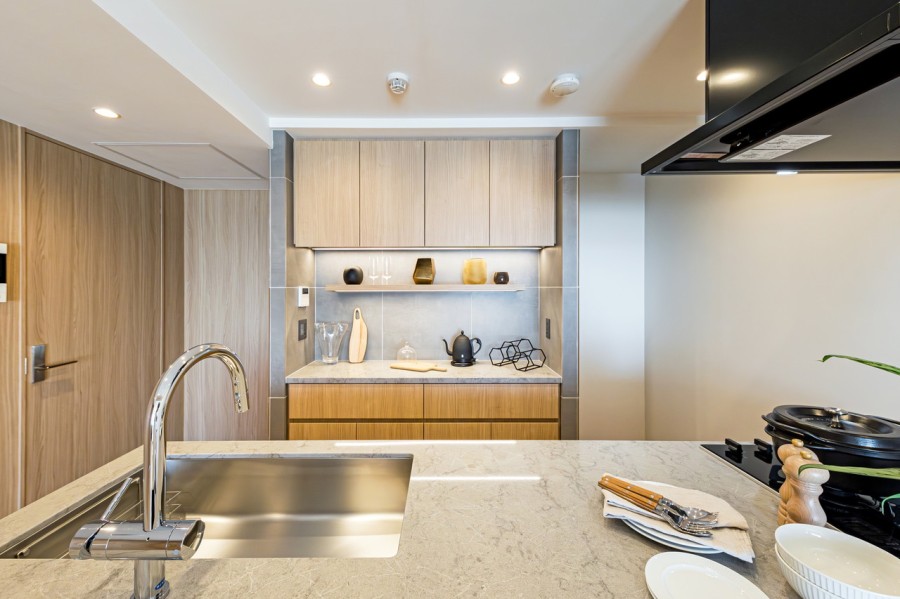 天然石の輝くラグジュアリーなオリジナルキッチンです。インテリアの一部にもなりそうな瀟洒で洗練されたデザインを採用しました。