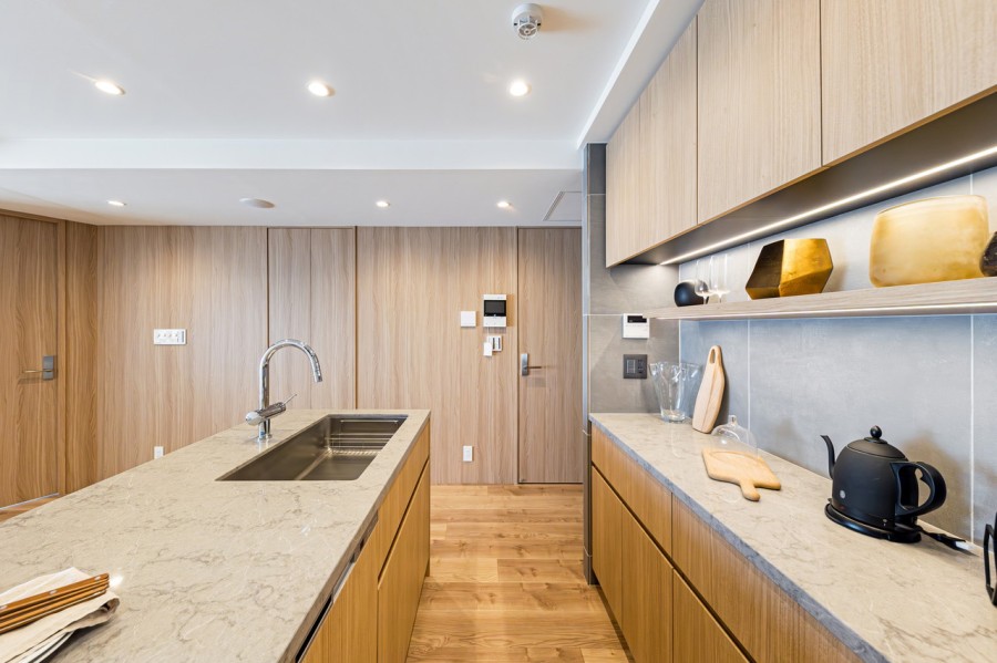 キッチン背面にはカップボードを造作しました。間接照明が照らし、調理家電や食器などをおしゃれにディスプレイできます。食品、調味料なども収納できる便利スペースです。